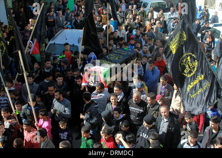 Jenin, Palästinensische Gebiete. 29. Januar 2014. Palästinensischen tragen den Sarg des AbdulKarim Tahayneh, der getötet wurde im Jahr 2002 während einer Busfahrt Bombenanschlag in der israelischen Stadt Afula, nachdem seine sterblichen Überreste wurden von den Israelis in Stadt Jenin im Westjordanland am 29. Januar 2014 zurück. Bildnachweis: Nidal Eshtayeh/Xinhua/Alamy Live-Nachrichten Stockfoto