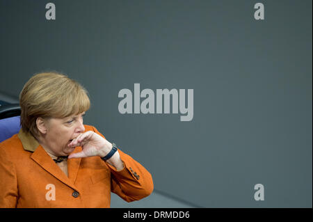 Berlin, Deutschland. 29. Januar 2014. Bundeskanzlerin Angela Merkel macht eine Geste während der Sitzung des Deutschen Bundestages in Berlin, Deutschland, 29. Januar 2014. Foto: MAURIZIO GAMBARINI/Dpa/Alamy Live News Stockfoto