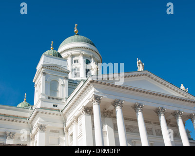 Ein Blick auf die hoch aufragenden Helsinki Kathedrale (Tuomiokirkko) in Helsinki, Finnland. Stockfoto