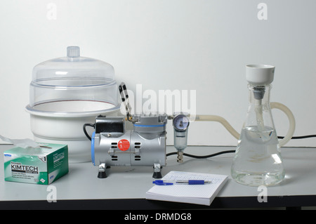 Ein Labor-Pumpe und Vakuum Exsikkator Stockfoto
