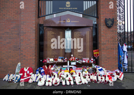 Neben das Vereinswappen an der Anfield Road steht der Gedenkstein an der Liverpool-Fans getötet in Hillsborough 1989. Stockfoto