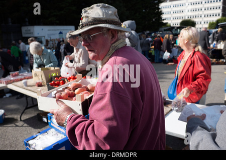 Markt Standinhaber Verkäufer verkaufen Obst & Veg Stockfoto