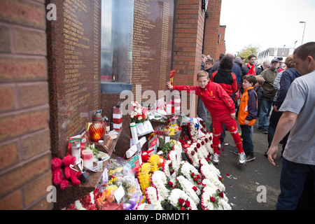 Neben das Vereinswappen an der Anfield Road steht der Gedenkstein an der Liverpool-Fans getötet in Hillsborough 1989. Stockfoto