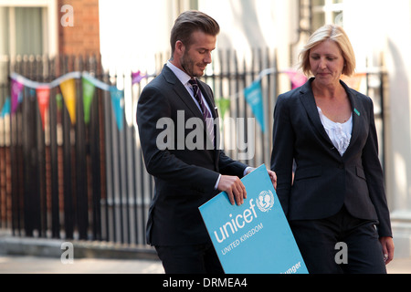 David Beckham kommt außerhalb Nummer 10 Downing Street, die hand in eine Petition im Auftrag von UNICEF. Stockfoto