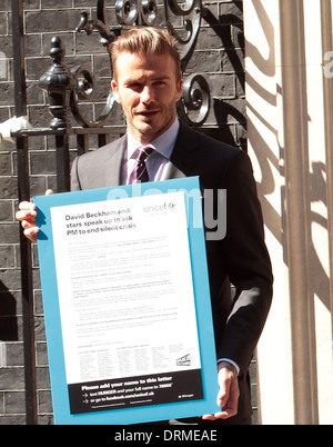 David Beckham kommt außerhalb Nummer 10 Downing Street, die hand in eine Petition im Auftrag von UNICEF. Stockfoto