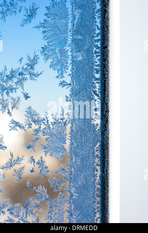 Winter-Muster auf Fensterglas Stockfoto