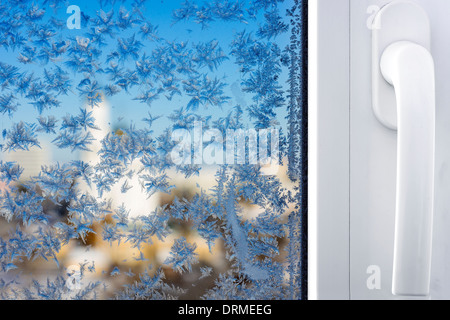 Winter-Muster auf Fensterglas Stockfoto