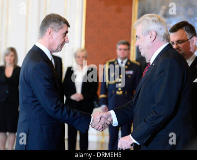 Prag, Tschechische Republik. 29. Januar 2014. Tschechischer Präsident Milos Zeman (rechts) shake Hands mit neu ernannte Finanzminister und Vorsitzende von ANO Bewegung, Geschäftsmann Andrej Babis auf der Prager Burg in Prag, Tschechische Republik, Mittwoch, 29. Januar 2014. Bildnachweis: Roman Vondrous/CTK Foto/Alamy Live-Nachrichten Stockfoto