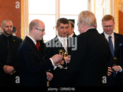 Prag, Tschechische Republik. 29. Januar 2014. Tschechischer Präsident Milos Zeman (zweiter von rechts), Premierminister Bohuslav Sobotka (vorne links), Minister der Finanzen Andrej Babis und Vizepremier Pavel Belobradek (rechts) nach der Ernennung der neuen Regierungsmitglieder auf der Pragerburg in Prag, Tschechische Republik, 29. Januar 2014 gesehen werden. Bildnachweis: Roman Vondrous/CTK Foto/Alamy Live-Nachrichten Stockfoto