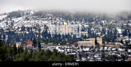 Schneelandschaft in Ein Karem, Jerusalem der russisch-orthodoxen Kirche (Gorney Kloster) im Hintergrund Stockfoto