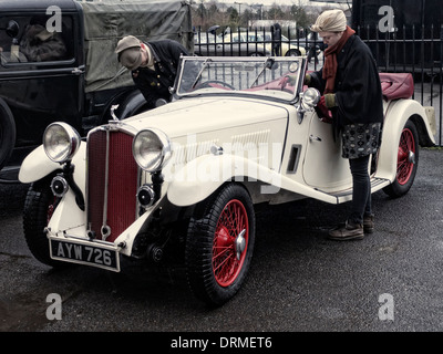 New Years Day 2014 Brooklands Museum zu sammeln. Mannschaft des Jahres 1934 Triumph Tourer. Stockfoto