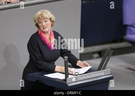 Berlin, Deutschland. 29. Januar 2014. Kanzlerin Merkel gibt eine Regierungserklärung im Deutschen Bundestag in Berlin. Im Anschluss an Tagung des Kabinetts in Meseberg, umreißt die Kanzlerin die Schwerpunkte der Arbeit der Bundesregierung in den kommenden Jahren. / Bild: Kultusministerin Monika GrÃƒÆ 'Ã' Â¼tters. Reynaldo Paganelli/NurPhoto/ZUMAPRESS.com/Alamy © Live-Nachrichten Stockfoto