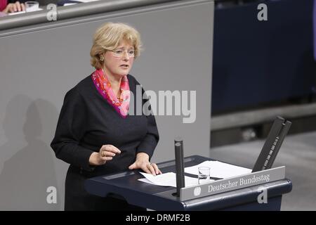 Berlin, Deutschland. 29. Januar 2014. Kanzlerin Merkel gibt eine Regierungserklärung im Deutschen Bundestag in Berlin. Im Anschluss an Tagung des Kabinetts in Meseberg, umreißt die Kanzlerin die Schwerpunkte der Arbeit der Bundesregierung in den kommenden Jahren. / Bild: Kultusministerin Monika GrÃƒÆ 'Ã' Â¼tters. Reynaldo Paganelli/NurPhoto/ZUMAPRESS.com/Alamy © Live-Nachrichten Stockfoto