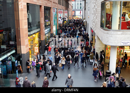 In Liverpool One Shopping Centre gibt es viele Einkaufsmöglichkeiten Stockfoto