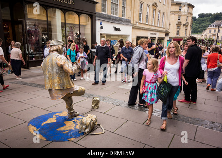 Menschen beobachten ein Straßenkünstler im Stadtzentrum von Bath, Somerset, Großbritannien Stockfoto