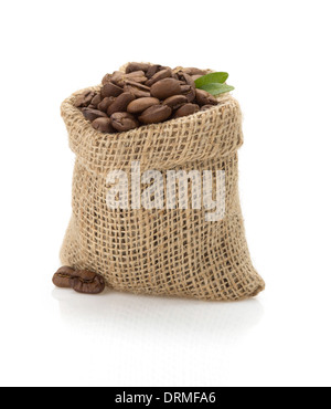 Kaffeebohnen in Tasche isoliert auf weißem Hintergrund Stockfoto