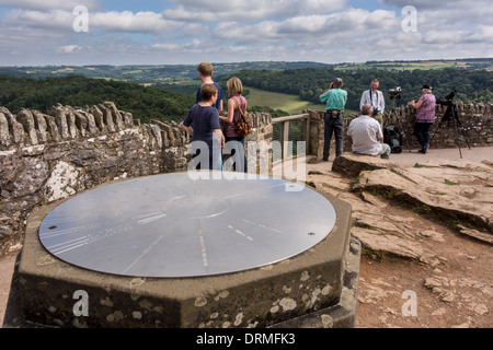 Menschen genießen Sie den Blick von Symonds Yat Rock, Gloucestershire/Herefordshire, England Stockfoto