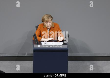 Berlin, Deutschland. 29. Januar 2014. Kanzlerin Merkel gibt eine Regierungserklärung im Deutschen Bundestag in Berlin. Im Anschluss an Tagung des Kabinetts in Meseberg, umreißt die Kanzlerin die Schwerpunkte der Arbeit der Bundesregierung in den kommenden Jahren. / Foto: Angela Merkel (CDU), Bundeskanzlerin. Reynaldo Paganelli/NurPhoto/ZUMAPRESS.com/Alamy © Live-Nachrichten Stockfoto