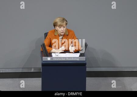 Berlin, Deutschland. 29. Januar 2014. Kanzlerin Merkel gibt eine Regierungserklärung im Deutschen Bundestag in Berlin. Im Anschluss an Tagung des Kabinetts in Meseberg, umreißt die Kanzlerin die Schwerpunkte der Arbeit der Bundesregierung in den kommenden Jahren. / Foto: Angela Merkel (CDU), Bundeskanzlerin. Reynaldo Paganelli/NurPhoto/ZUMAPRESS.com/Alamy © Live-Nachrichten Stockfoto
