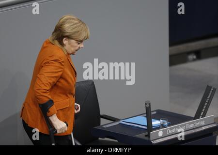 Berlin, Deutschland. 29. Januar 2014. Kanzlerin Merkel gibt eine Regierungserklärung im Deutschen Bundestag in Berlin. Im Anschluss an Tagung des Kabinetts in Meseberg, umreißt die Kanzlerin die Schwerpunkte der Arbeit der Bundesregierung in den kommenden Jahren. / Foto: Angela Merkel (CDU), Bundeskanzlerin. Reynaldo Paganelli/NurPhoto/ZUMAPRESS.com/Alamy © Live-Nachrichten Stockfoto