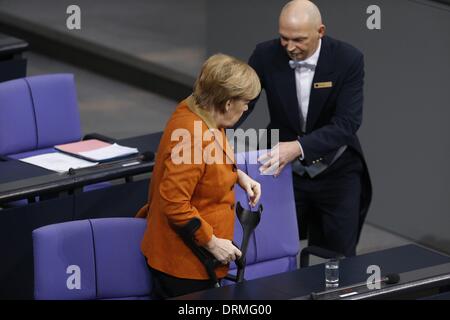 Berlin, Deutschland. 29. Januar 2014. Kanzlerin Merkel gibt eine Regierungserklärung im Deutschen Bundestag in Berlin. Im Anschluss an Tagung des Kabinetts in Meseberg, umreißt die Kanzlerin die Schwerpunkte der Arbeit der Bundesregierung in den kommenden Jahren. / Foto: Angela Merkel (CDU), Bundeskanzlerin. Reynaldo Paganelli/NurPhoto/ZUMAPRESS.com/Alamy © Live-Nachrichten Stockfoto