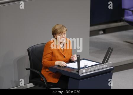 Berlin, Deutschland. 29. Januar 2014. Kanzlerin Merkel gibt eine Regierungserklärung im Deutschen Bundestag in Berlin. Im Anschluss an Tagung des Kabinetts in Meseberg, umreißt die Kanzlerin die Schwerpunkte der Arbeit der Bundesregierung in den kommenden Jahren. / Foto: Angela Merkel (CDU), Bundeskanzlerin. Reynaldo Paganelli/NurPhoto/ZUMAPRESS.com/Alamy © Live-Nachrichten Stockfoto