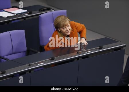 Berlin, Deutschland. 29. Januar 2014. Kanzlerin Merkel gibt eine Regierungserklärung im Deutschen Bundestag in Berlin. Im Anschluss an Tagung des Kabinetts in Meseberg, umreißt die Kanzlerin die Schwerpunkte der Arbeit der Bundesregierung in den kommenden Jahren. / Foto: Angela Merkel (CDU), Bundeskanzlerin. Reynaldo Paganelli/NurPhoto/ZUMAPRESS.com/Alamy © Live-Nachrichten Stockfoto