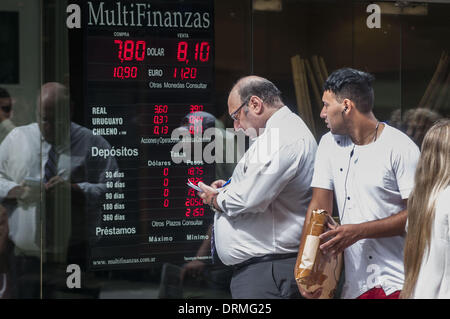 Buenos Aires, Buenos Aires, Argentinien. 29. Januar 2014. Ein Mann schreibt das Dollar-Angebot in der Stadt Buenos Aires Bankenviertel. Präsidentin Cristina Fernandez Kirchner Regierung hat die Beschränkungen für den Erwerb von Devisen, gelockert und die Bürger deren Einkommen solcher Transaktionen zu kaufen so viel wie usd2000 für das Speichern erlaubt. Patricio Murphy/ZUMAPRESS.com/Alamy © Live-Nachrichten Stockfoto