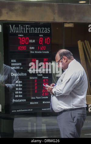 Buenos Aires, Buenos Aires, Argentinien. 29. Januar 2014. Ein Mann schreibt das Dollar-Angebot in der Stadt Buenos Aires Bankenviertel. Präsidentin Cristina Fernandez Kirchner Regierung hat die Beschränkungen für den Erwerb von Devisen, gelockert und die Bürger deren Einkommen solcher Transaktionen zu kaufen so viel wie usd2000 für das Speichern erlaubt. Patricio Murphy/ZUMAPRESS.com/Alamy © Live-Nachrichten Stockfoto