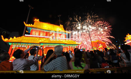 Singapur. 29. Januar 2014. Menschen beobachten das Feuerwerk am "River Hongbao" in Singapur am 29. Januar 2014. Die Lunar New Year Celebration "River Hongbao" hält seine Eröffnungsfeier am Mittwoch. Bildnachweis: Dann Chih Wey/Xinhua/Alamy Live News Stockfoto