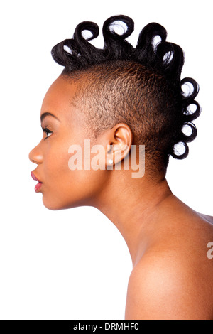 Seitenansicht des schönen Afrikanerin Gesicht mit locken Mohawk-Frisur, isoliert. Stockfoto