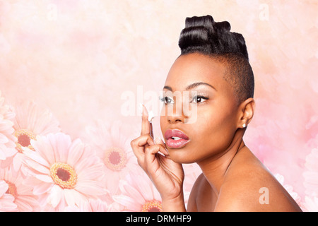 Gesicht der schönen Frau Feuchtigkeitscreme Peeling anti-Falten Aging Creme unter den Augen, Hautpflege-Konzept anwenden. Stockfoto