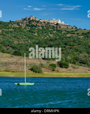 Portugal, Alentejo, Monsaraz über die Albufeira gesehen tun Alqueva-See Stockfoto