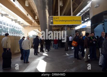 Las Vegas, USA. 7. Januar 2014. Eine Warteschlange gebildet hat eine Haltestelle der Monorail in Las Vegas, USA, 7. Januar 2014. Foto: Britta Pedersen/Dpa/Alamy Live News Stockfoto