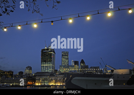 Themse in der Abenddämmerung mit HMS Belfast und City of London Skyline London England Stockfoto