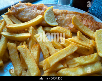 Fisch und Chips essen auf einer Platte in Lloyds Take-away-shop in Lampeter Ceredigion Wales UK KATHY DEWITT Stockfoto