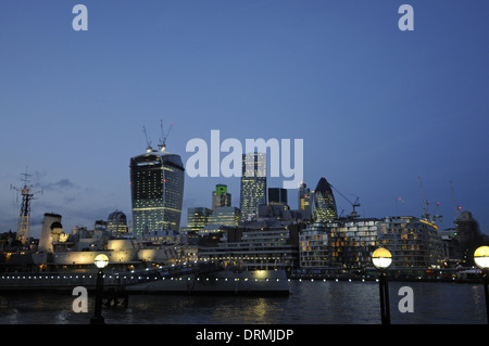 Themse in der Abenddämmerung mit HMS Belfast und City of London Skyline London England Stockfoto