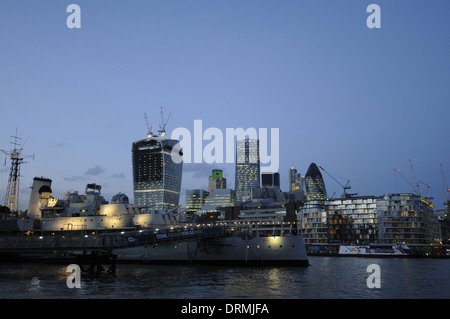 Themse in der Abenddämmerung mit HMS Belfast und City of London Skyline London England Stockfoto