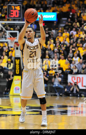 Wichita, Kansas, USA. 28. Januar 2014. 28. Januar 2014: Wichita State Shockers Wache Fred VanVleet (23) sieht den Ball bei den NCAA Basketball-Spiel zwischen der Loyola Ramblers und die Wichita State Shockers in Charles Koch Arena in Wichita, Kansas. Kendall Shaw/CSM/Alamy Live-Nachrichten Stockfoto