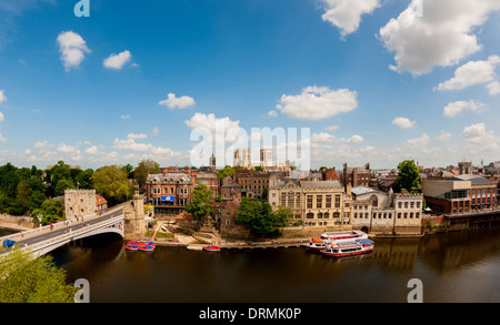 Hohen, breiten Winkel Ansicht der Lendal Turm, Fluss Ouse, York Minster, Lendal Bridge und The Guildhall. Stockfoto