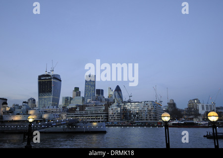 Themse in der Abenddämmerung mit HMS Belfast und City of London Skyline London England Stockfoto