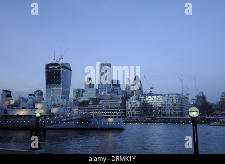 Themse in der Abenddämmerung mit HMS Belfast und City of London Skyline London England Stockfoto