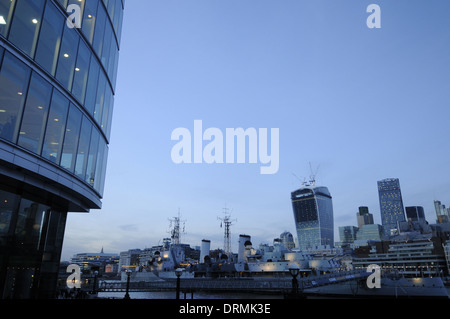 Büros in More London und Themse in der Abenddämmerung mit HMS Belfast und City of London Skyline London England Stockfoto