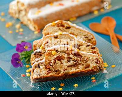 Marzipan-Kuchen mit Rosinen (Stollen). Rezept zur Verfügung. Stockfoto