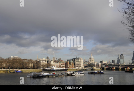 Blick entlang der Themse gegenüber St Pauls Cathedral und der City of London London England Stockfoto