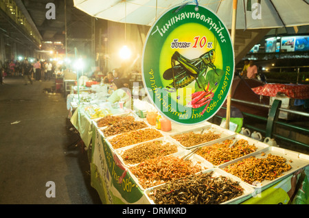 frittierte Insekten snack als Nahrung in Bangkok, Thailand. Stockfoto