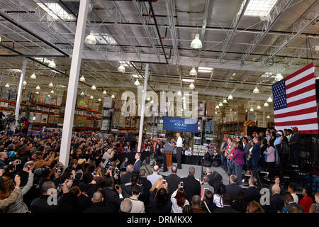 Maryland, USA. 29. Januar 2014. US-Präsident Barack Obama hält eine Rede über die Erhöhung der Bundesrepublik Mindestlohn bei einem Händler Costco in Lanham, Maryland, USA, 29. Januar 2014. US-Präsident Barack Obama am Dienstag zugesagt, mit Vertiefung Einkommensungleichheit während seiner Rede zur Lage der Union, zu bewältigen, wie die Wirtschaft 'Durchbruch' umarmt, während das Wohlstandsgefälle das Land zunehmend verlassen ist unterteilt. Bildnachweis: Zhang Jun/Xinhua/Alamy Live-Nachrichten Stockfoto