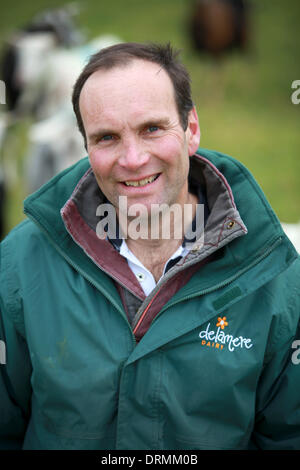 Staffordshire, UK. 12. März 2012.  Nick Brandon posiert mit seinen Ziegen.  Dies ist das erste Jahr, die Briten mehr als 2 Millionen Liter Ziegenmilch trinken will und der Bauer, Großbritanniens größte weidenden Ziegenherde hat, Dank das trockene Wetter für die Hilfe, seine Ziegen glücklich und lächelnd zu halten.  "Ziegen nicht mag Regen - wir brauchen jemand hier die ganze Zeit, für den Fall, dass es regnet," sagte Nick Brandon, 60, wer eine riesige Farmen, dreitausend starke Herde auf seiner Farm in Staffordshire. "Im Gegensatz zu Schafen, Stockfoto