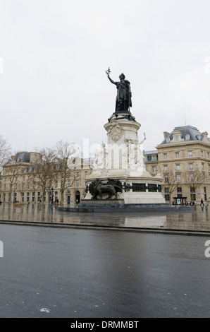 Die Statue der Republik Marianne im Zentrum der Place De La République bei Regen, kein Verkehr, Paris, Frankreich. Stockfoto