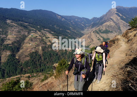 Eine Gruppe von Trekker in Nepal Hügel auf dem Weg nach Lukhla Stockfoto